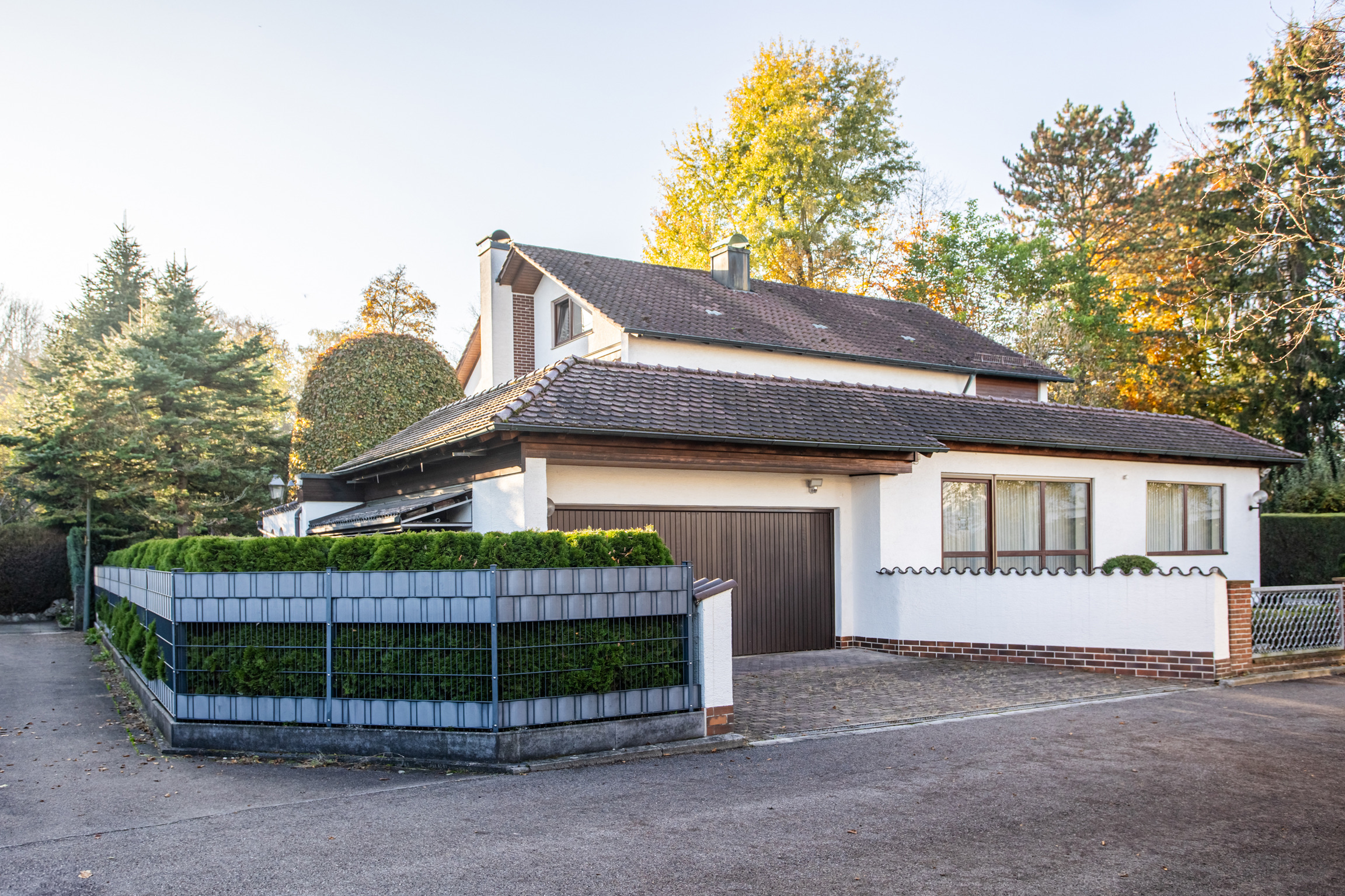 Freistehendes, sehr gepflegtes 2-Familien-Haus im beliebten Neu-Ulmer Villenviertel gelegen.